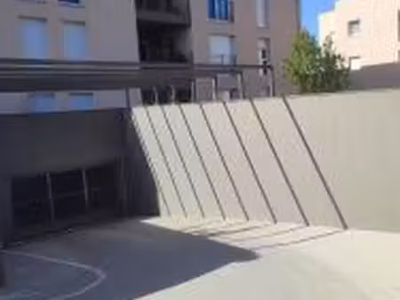 garage ou stationnement non fermé à louer