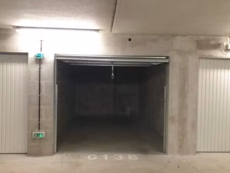garage sécurisé en sous-sol avec borne de recharge électrique st priest tram t2