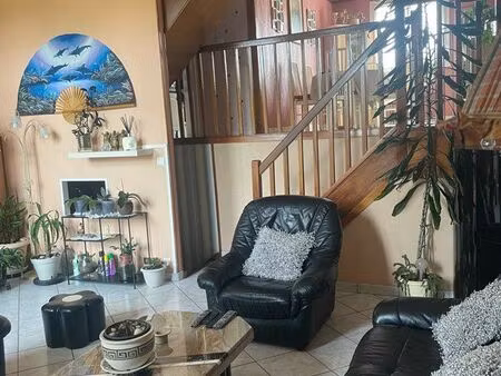 à découvrir maison en impasse  originale dans ses volumes