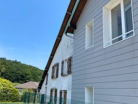 duplex lumineux dans village