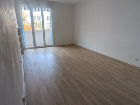 à louer – t3 lumineux avec balcon  parking et cave – 63 m² – vénissieux limite lyon 8