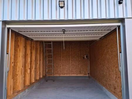 garage ou dépôt de stockage