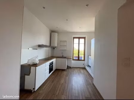 appartement t3 rénové – lumineux – parking gratuit – oullins-pierre-bénite
