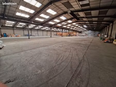 entrepôt 2600 m² - 2 quais + porte sectionnelle