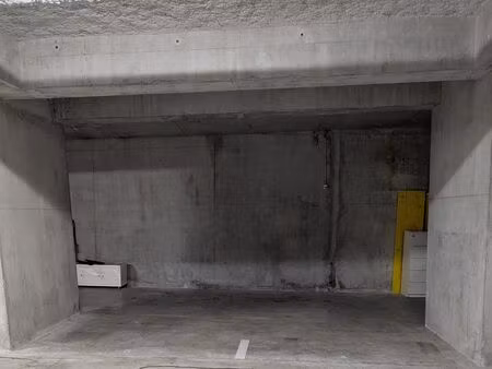place de stationnement dans le parking de la résidence