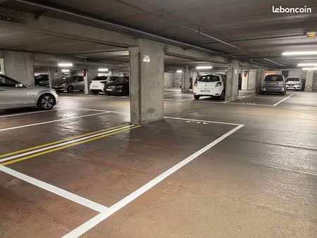 parking moto scooter deux-roues – paris 13ème – métro olympiades tolbiac – sécurisé