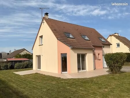 à proximité de granville et du centre leclerc : maison lumineuse avec grand terrain