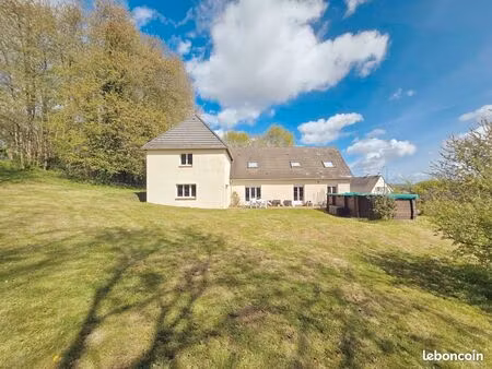 grande maison familiale en bordure de forêt