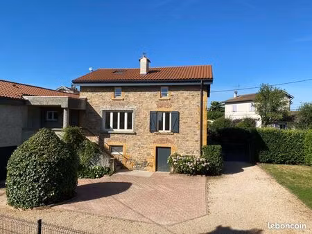 maison en pierres dorées