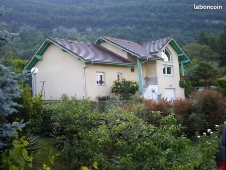 villa traditionnelle très belle vue sur le lac