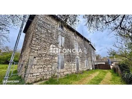 proche centre village  maison de 202 m2 divisée en 3 logements de 3 pièces à finir en vue 
