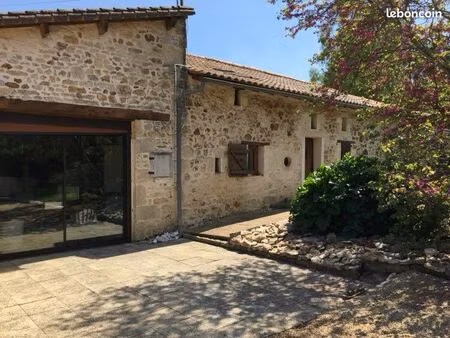 maison charmante au calme en pierres apparentes avec jardin arboré et double garage et dép