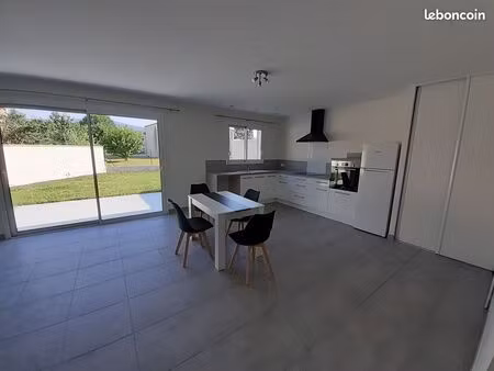 maison t3 avec terrasse   garage   jardin clos et cours privative