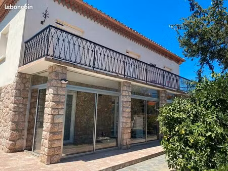 vend maison de 157 m2 sur une parcelle de 1100m2 de terrain avec piscine en plein centre v