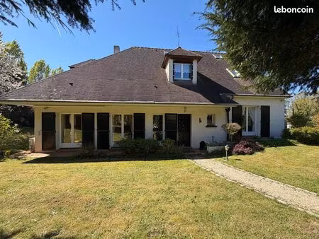 vends maison familiale de 195 m² sur jardin arboré de 780 m²