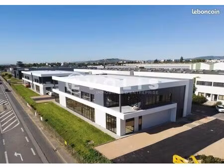 local d'activité 1 881 m²