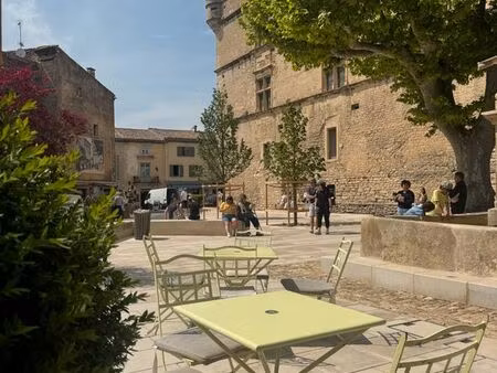 boutique 20 m² gordes – emplacement n°1  bail saisonnier  vue château
