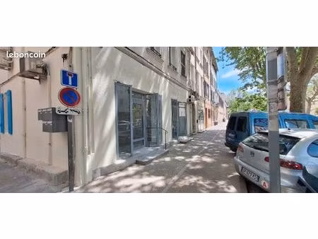 local commercial rénové 65 m² – forte visibilité – centre carpentras