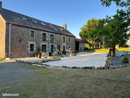 longère en pierre en campagne