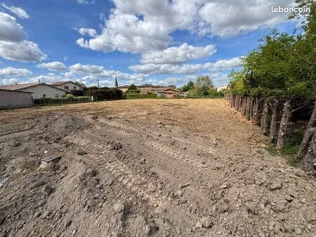 terrain montech centre 920m2