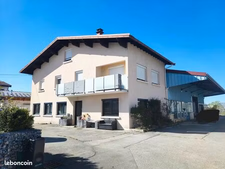 immeuble avec bureaux  logements  entrepôts et terrain constructible