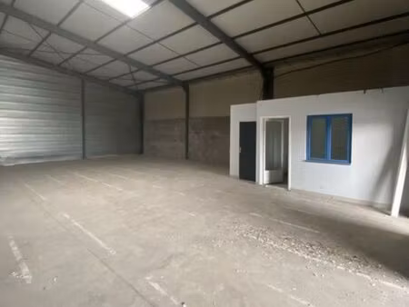 local d’activité / dépôt 180 m² – bureau + sanitaires – idéal stockage / artisan / pro