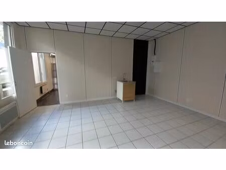 location local de bureau – face à la mairie – 20  30 ou 50 m²