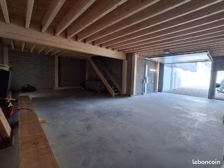 entrepôt de 207 m2. stockage. cellule commerciale. dépôt