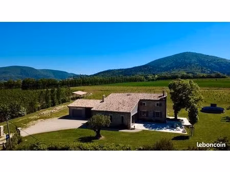 mas rénové avec vue en drôme
