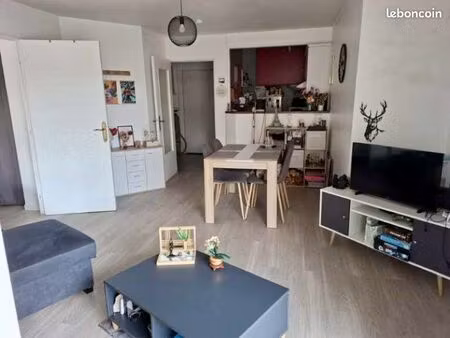 charmant appartement de 38 61 m² au dernier étage  avec balcon et place de stationnement -