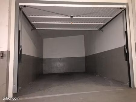 box face à la gare grignon - stockage ou stationnement