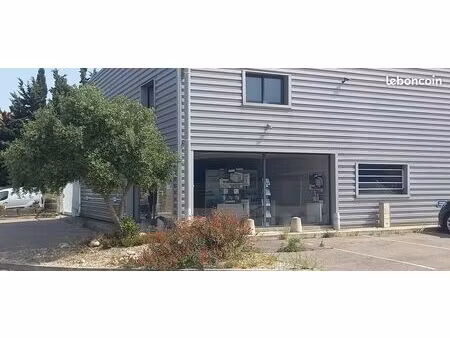a vendre local 410m2 + cour 100m2 + parking