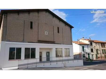 local avec places de stationnements