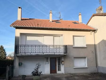 dans un village du haut-limousin  où vous trouverez les services essentiels à la vie d'une