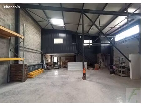 local 234 m² le versoud