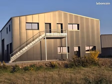 location d'une pièce lumineuse à l'étage - idéale pour bureau ou accueil client - damgan  