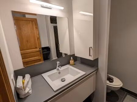 f2. 1 chambre 2 pl. parkings ss. 1 cellier réfrigérateur lave linge en appartement