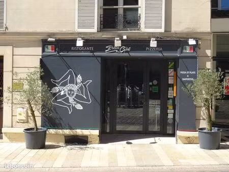 local commercial sur le parvis de la cathédrale de meaux