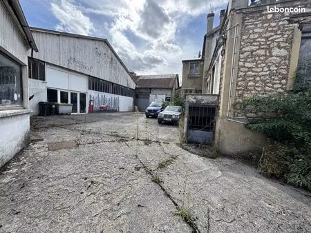 local 800 m² melun