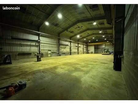 local  hangar à louer 800 m2 + 500 m2 de cours