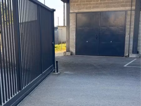 à louer local 200 m2