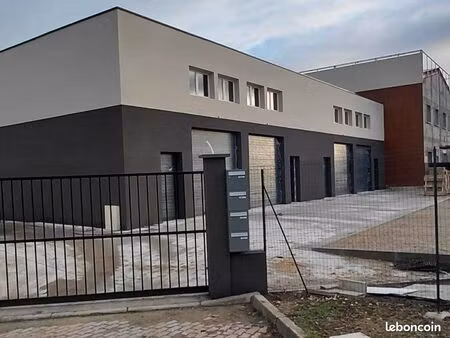 dépôt/entrepôt de stockage