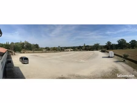 bâtiment professionnel avec une grande zone de stockage extérieur