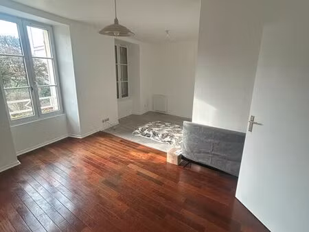 appartement 2 pièces  avec cave et parking  quartier recherché entre centre et gare