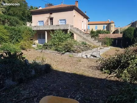 5 pièces spacieux dans une grande bâtisse avec jardin dans le centre de bagnols