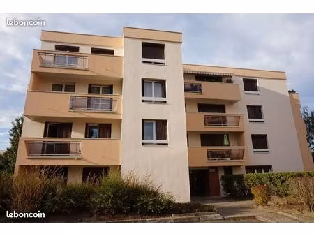 2 pièces 51m2 dernier étage vue bois à 2 mn à pied de la gare