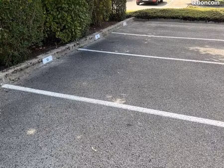 place de parking extérieure