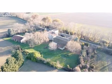 domaine du 17e siècle ancien à rénover