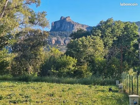 parcelle privée 150m² – camping-car/caravane – var (83) – vue roquebrune