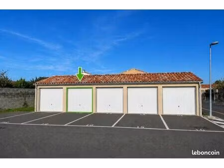 box fermé + place privative – 2 véhicules possible – résidence sécurisée